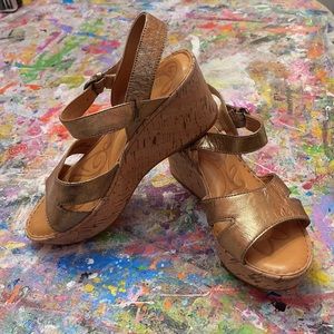 BORN Gold Crackle Leather Cork Wedge Sandals 8M